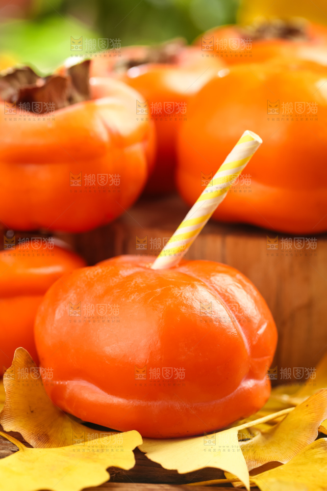 木板上放着易县磨盘柿