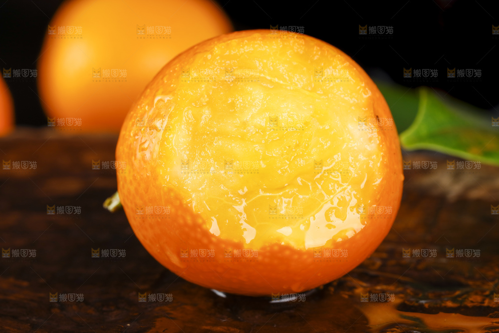 黑底上的小金桔