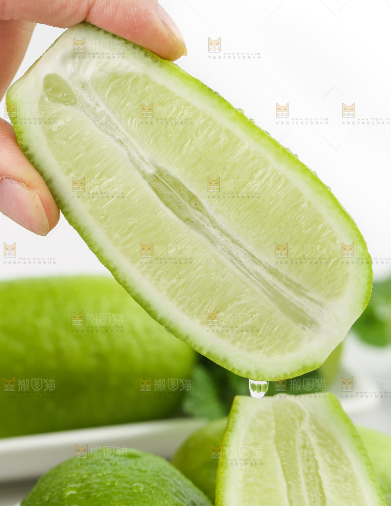 手里拿着新鲜香水柠檬