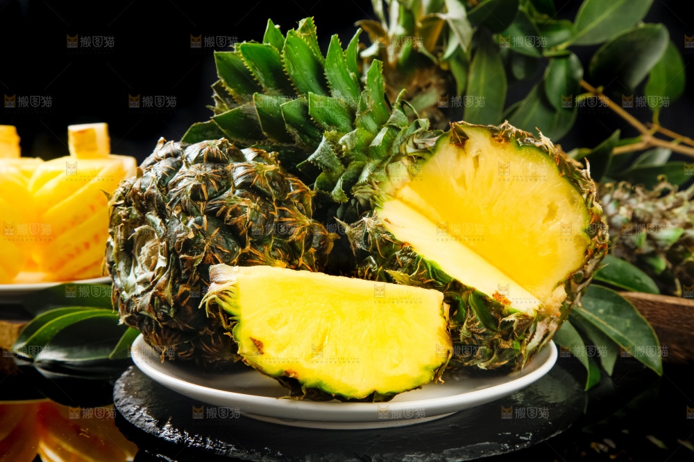 盘子里的新鲜小菠萝