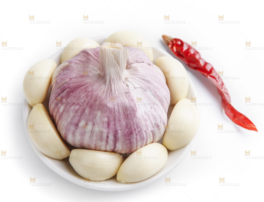 盘子里装着农家大蒜