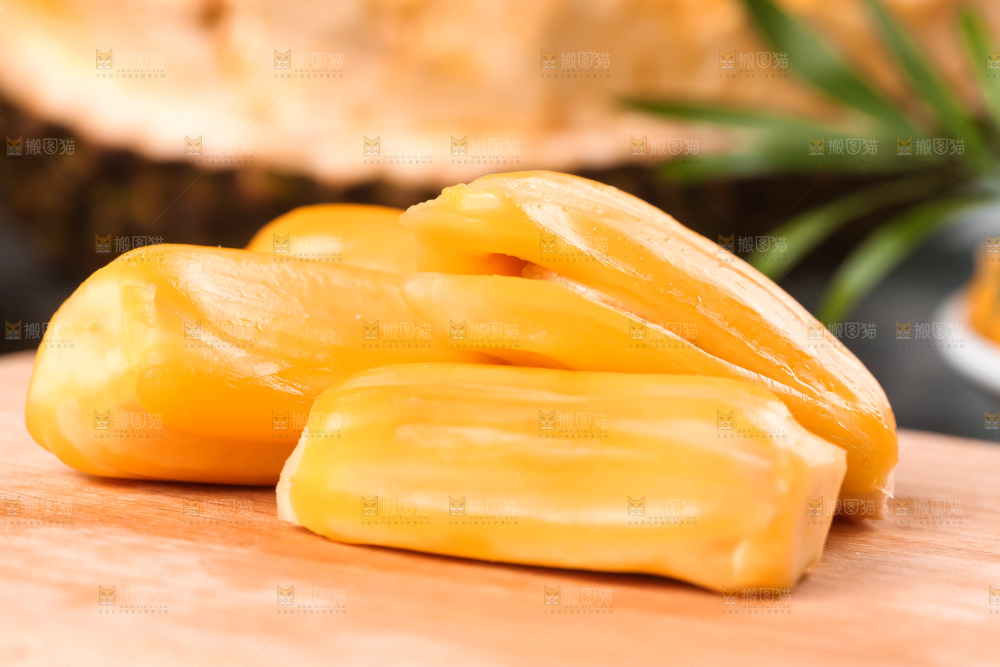 木板上放着红肉菠萝蜜