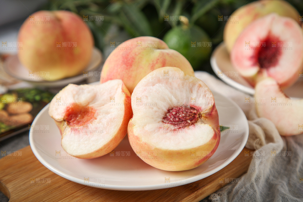 木板上放着一盘毛桃