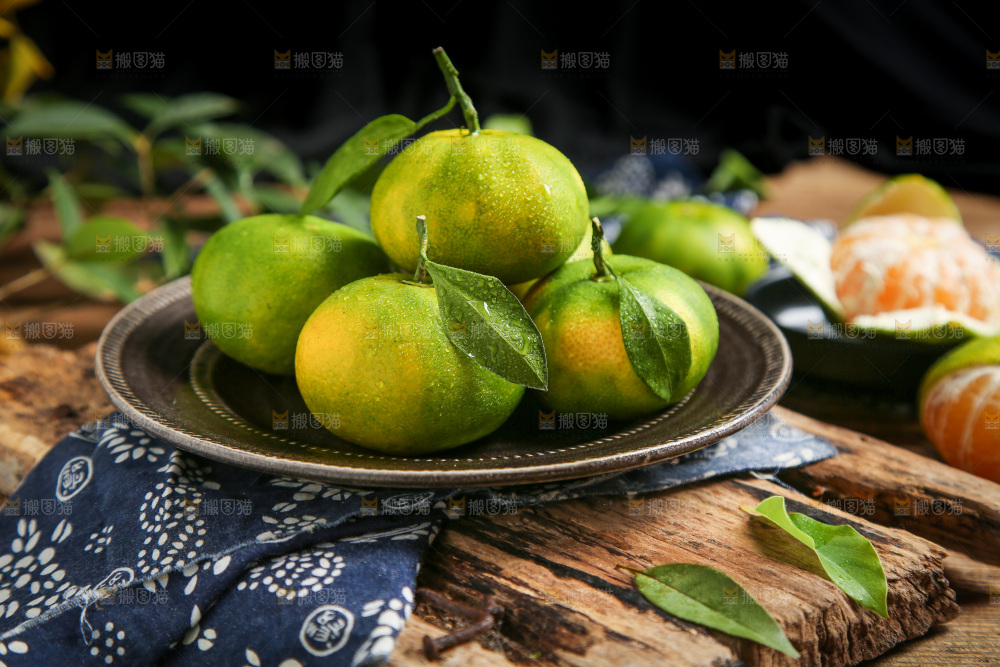 盘子里的蜜橘