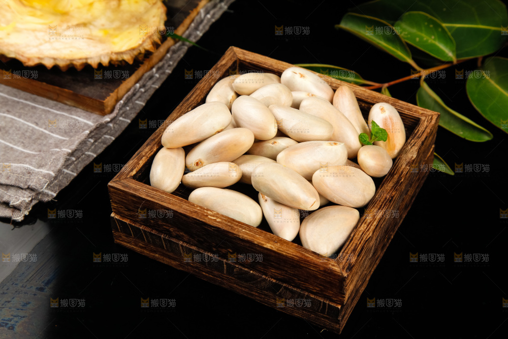 盘子里装着菠萝蜜籽