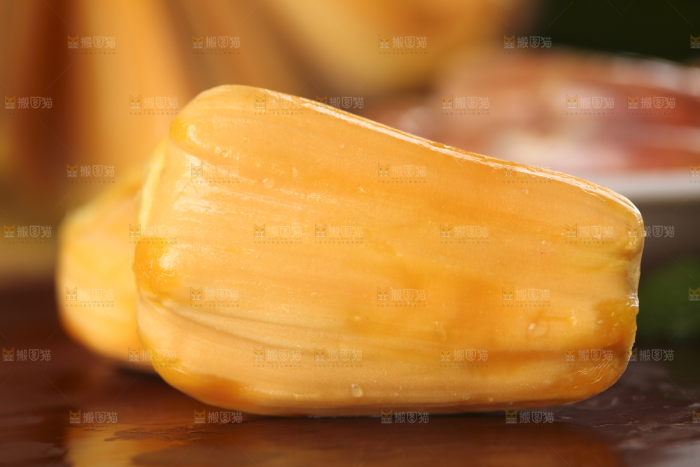 木板上的越南红心菠萝蜜