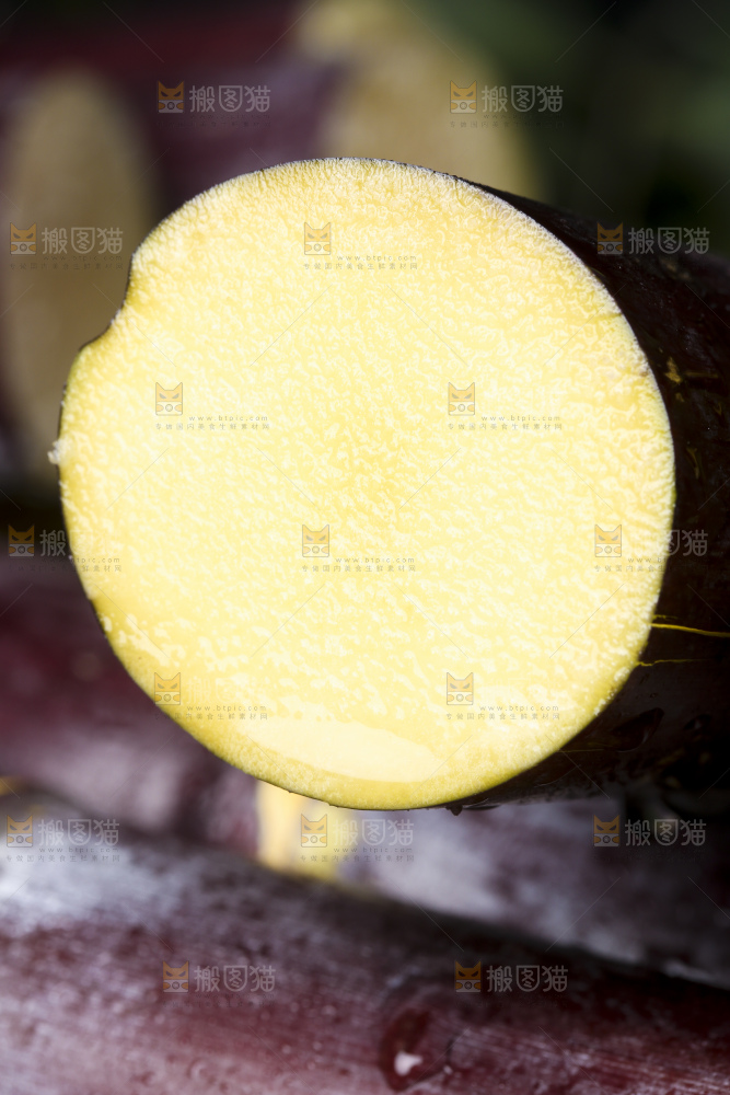 石板上放着广西黑皮甘蔗