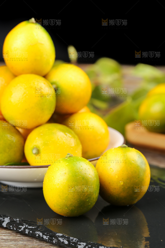 黑石板上放着桂林脆皮金桔