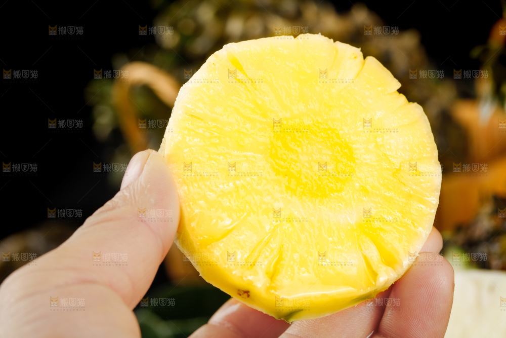 手里拿着新鲜小菠萝