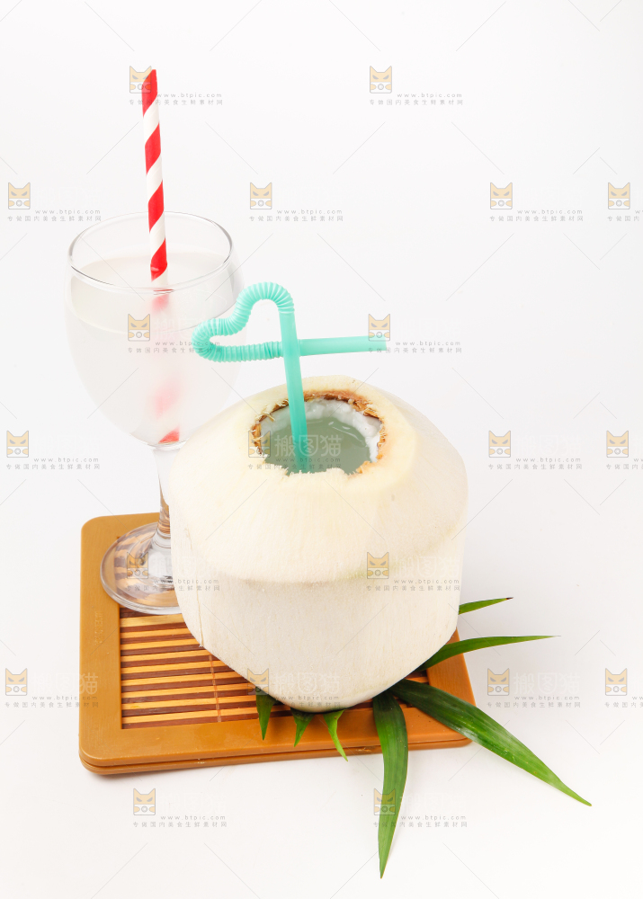 木板上放着青椰子