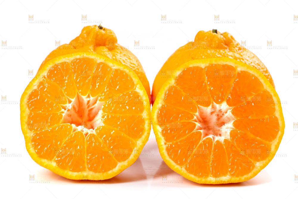 白底上摆放着橘子