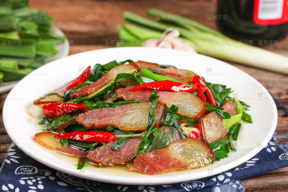 盘子里装着腊肉炒蒜苗