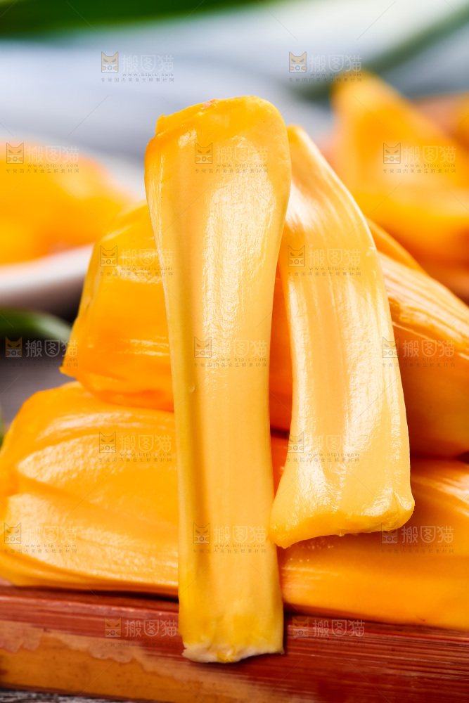 木板上放着红肉菠萝蜜