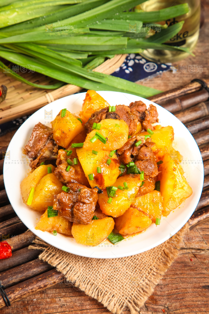 盘子里装着土豆烧肉