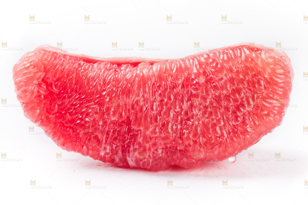 白底上放着红柚果肉