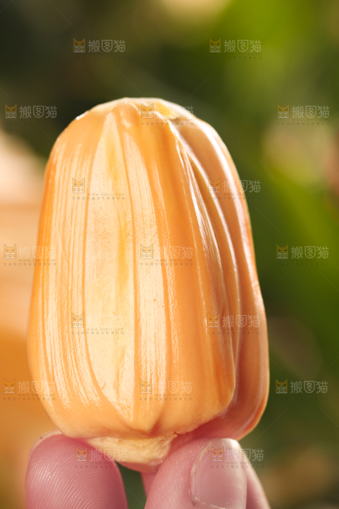 手里拿着新鲜菠萝蜜