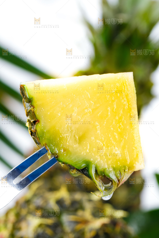 叉子上叉着小菠萝果肉