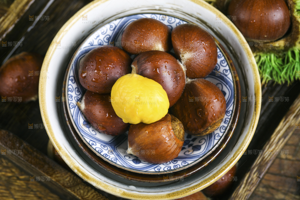 碟子里装着板栗