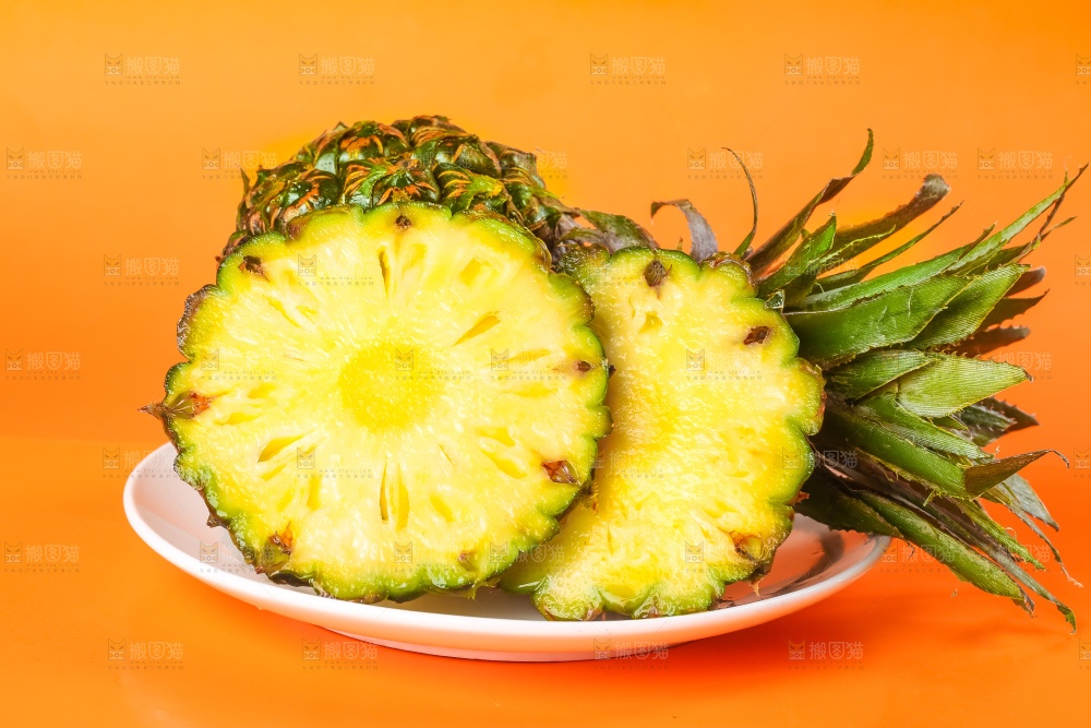 黄底上的泰国迷你小菠萝