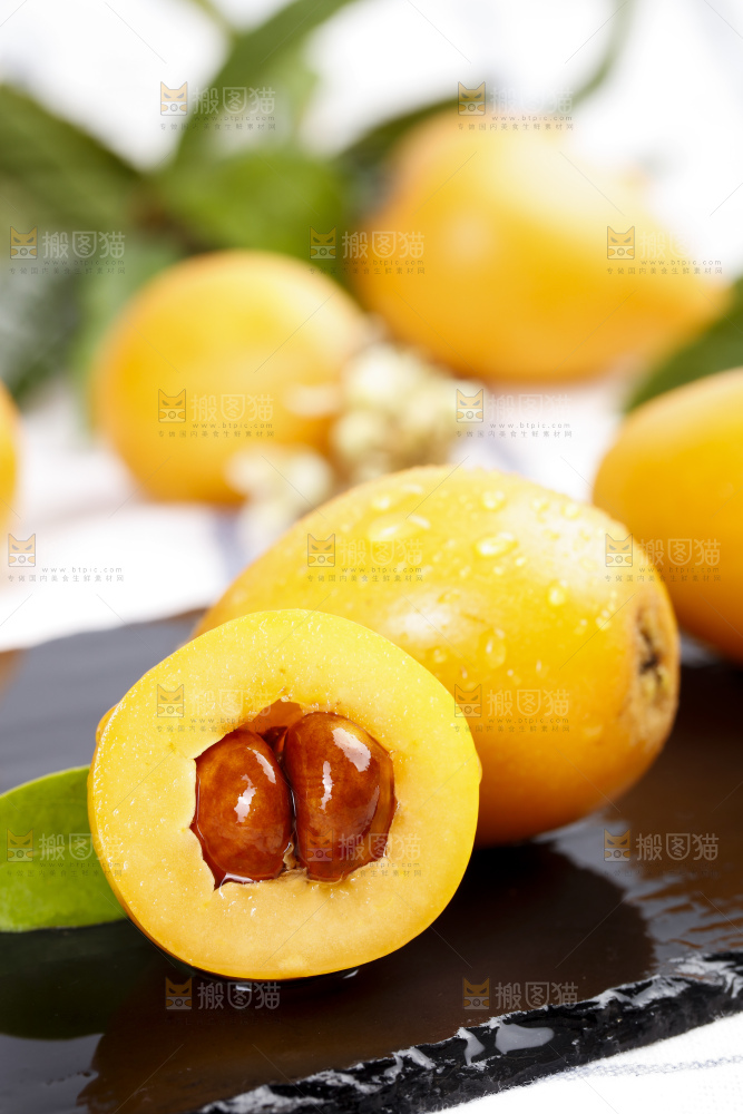 黑石板上的米易枇杷