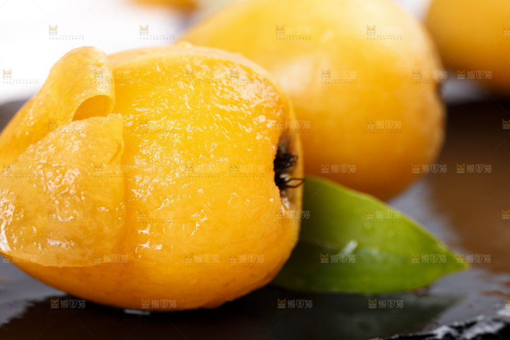 石板上的云南蒙自枇杷