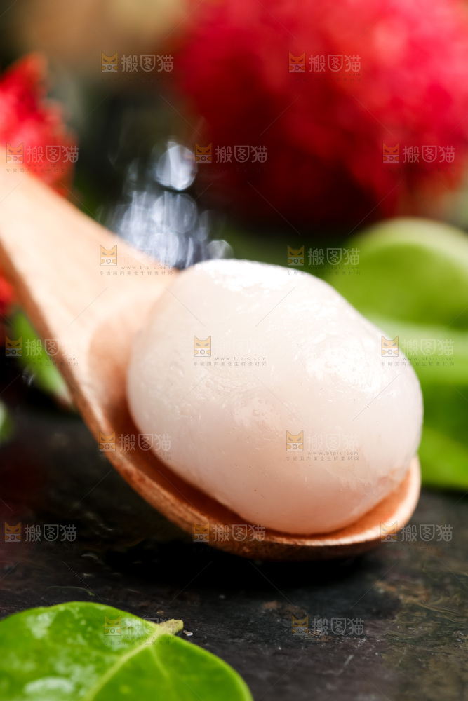 黑石板上的海南红毛丹
