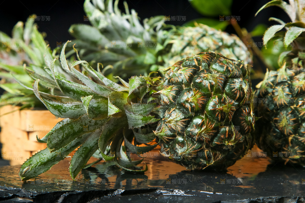 石板上摆放着泰国小菠萝