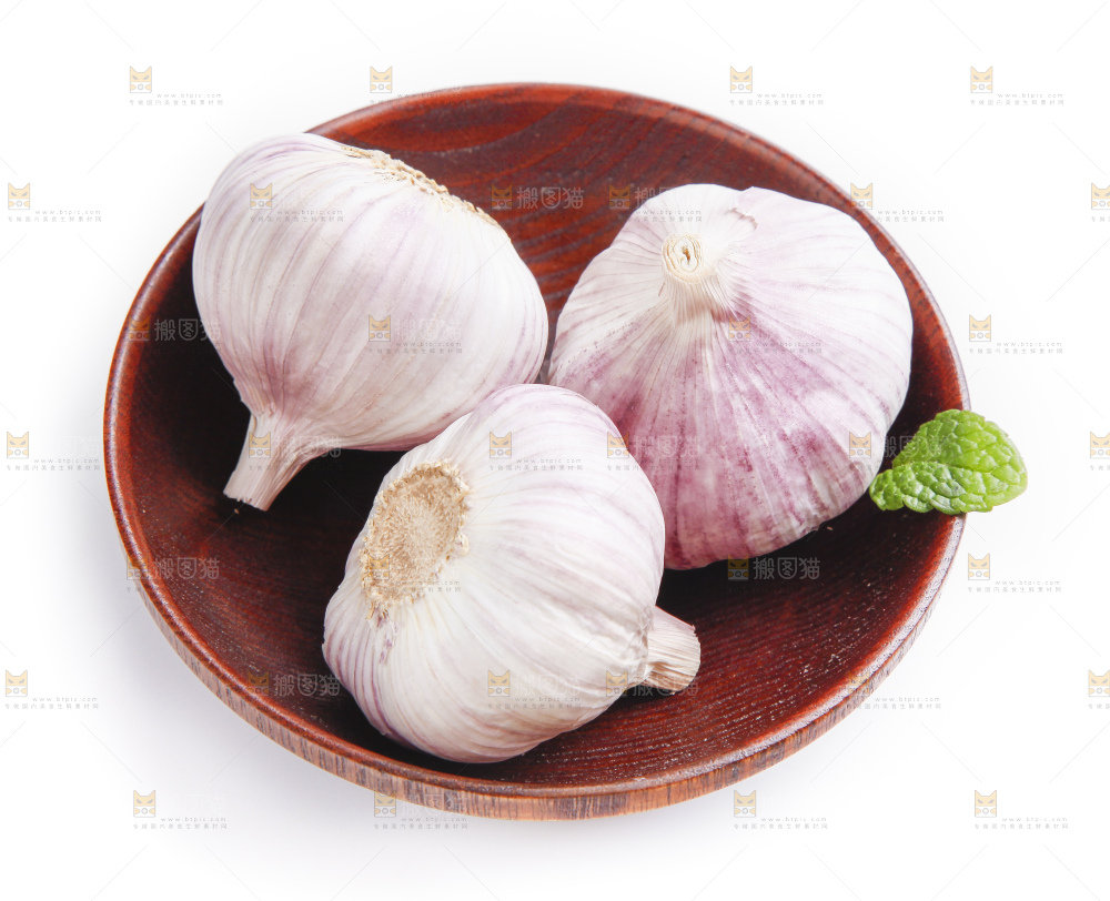 盘子里装着农家大蒜