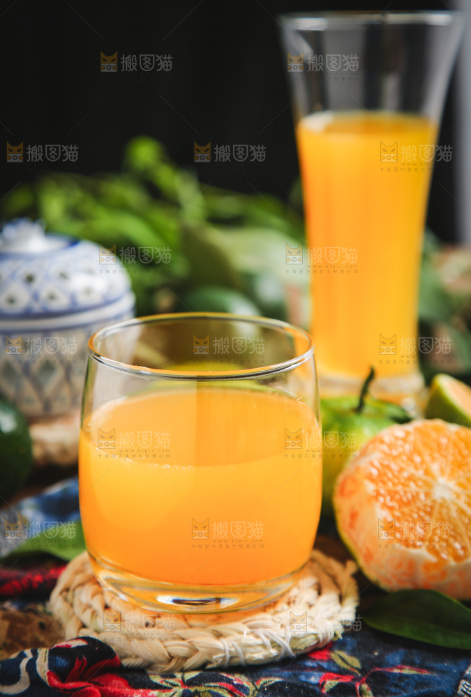 杯子里装着蜜橘汁