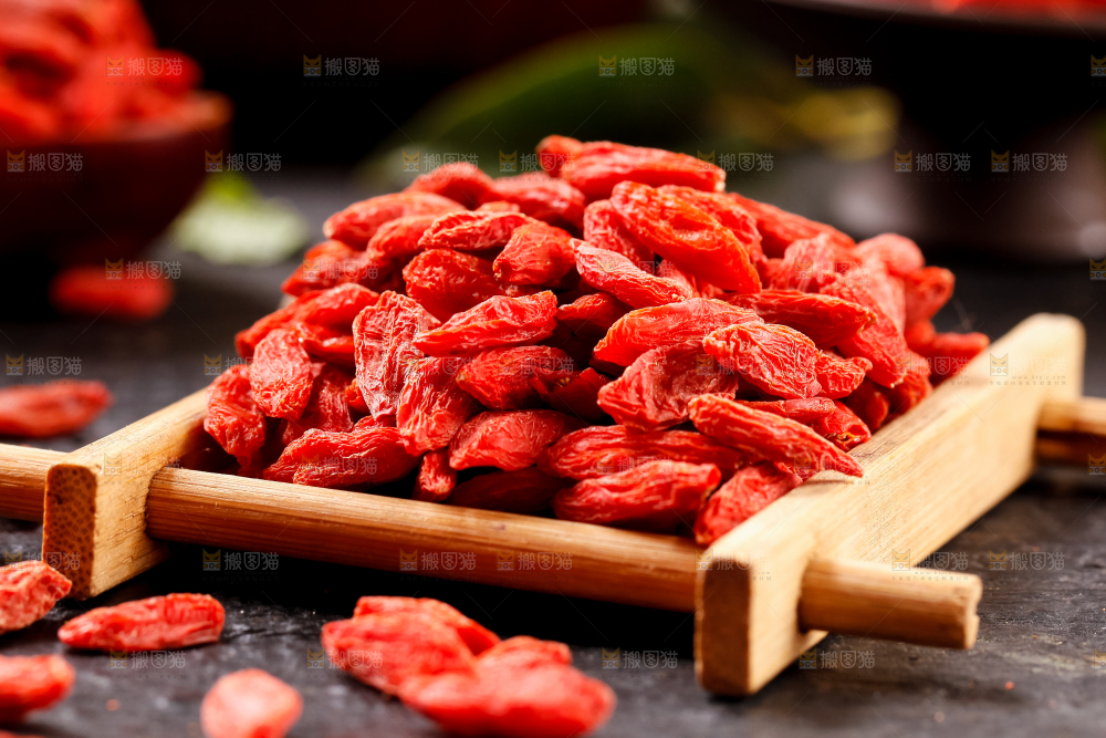 深底上的枸杞