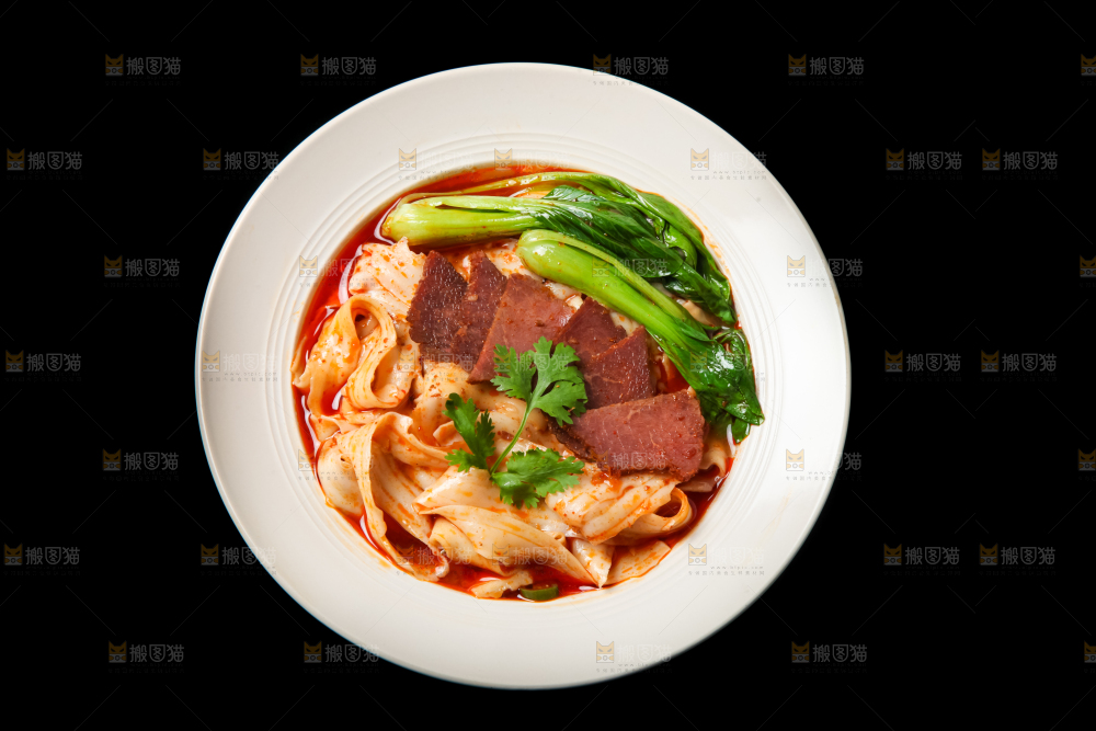 碗里的牛肉刀削面