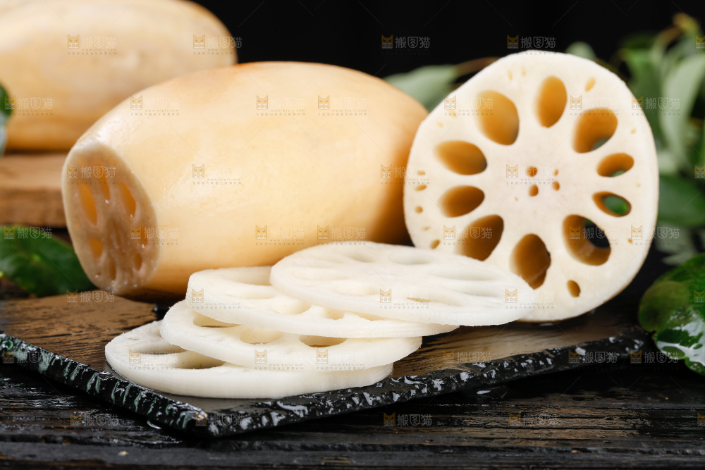 黑底上一堆湖北莲藕和切片的莲藕