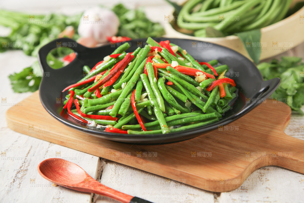 盘子里装着豇豆炒辣椒