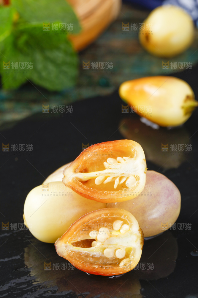 黑石板上放着七彩椒