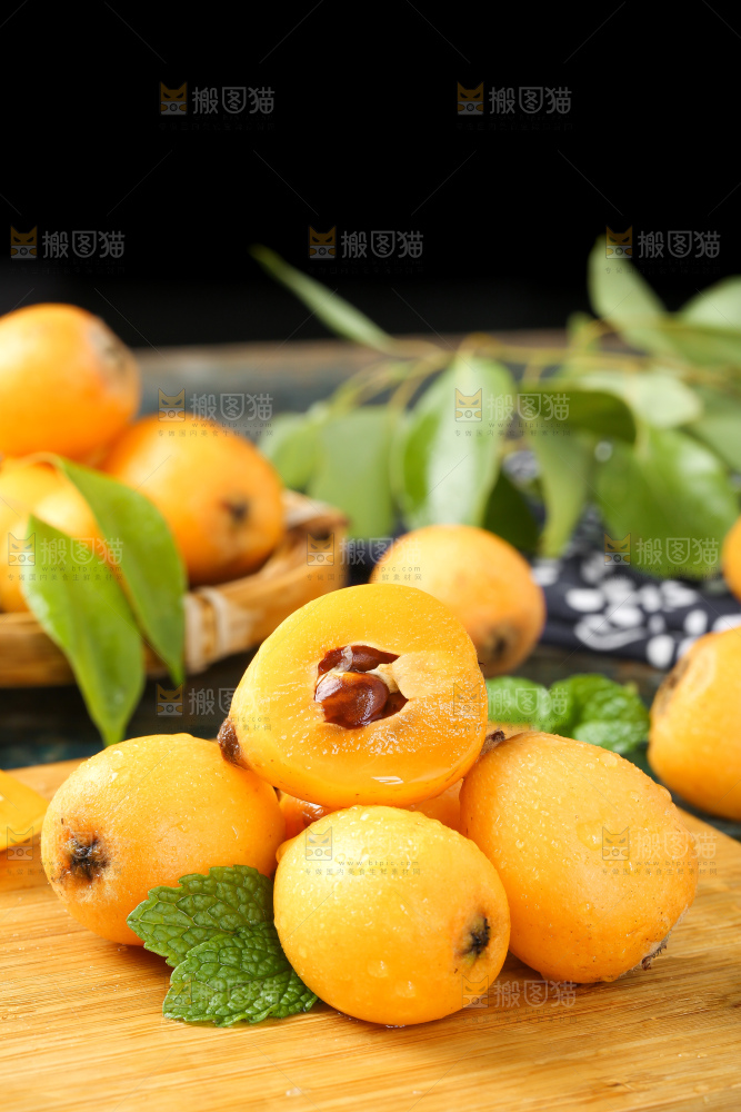 木板上放着米易枇杷