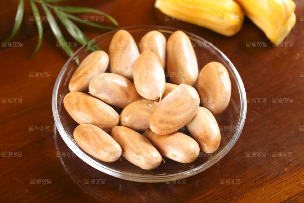 碗里装着菠萝蜜籽