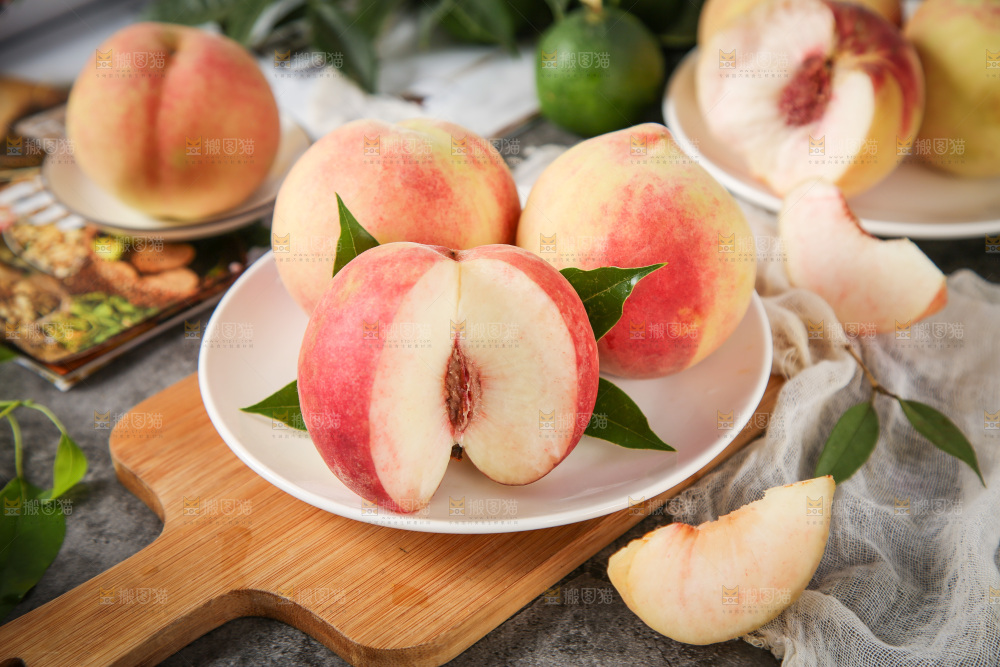 木板上放着一盘毛桃