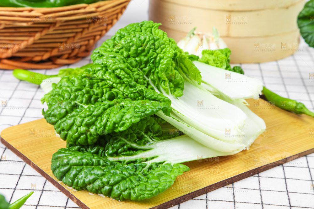 木板上的奶油白菜