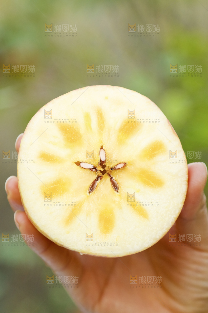 手里拿着新疆冰糖心苹果