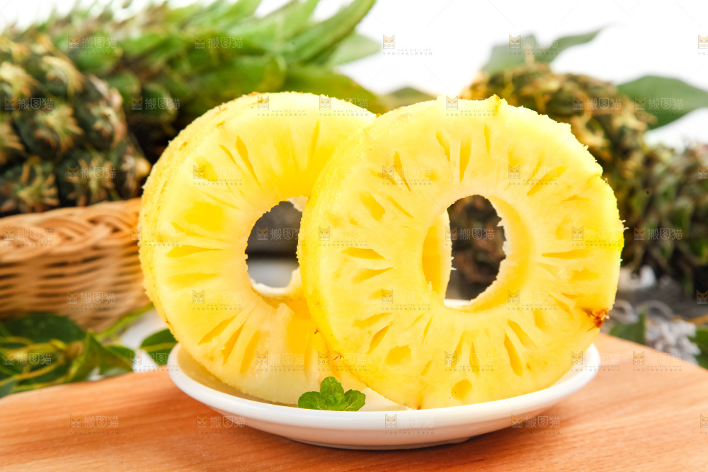 盘子里的泰国香水小菠萝