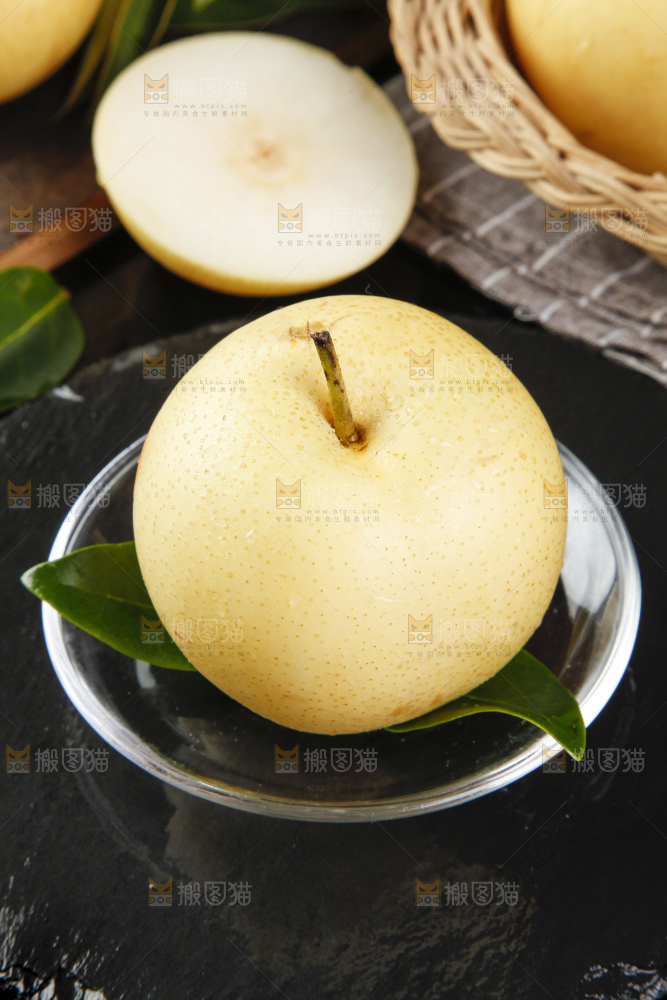 盘子里装着翠冠梨