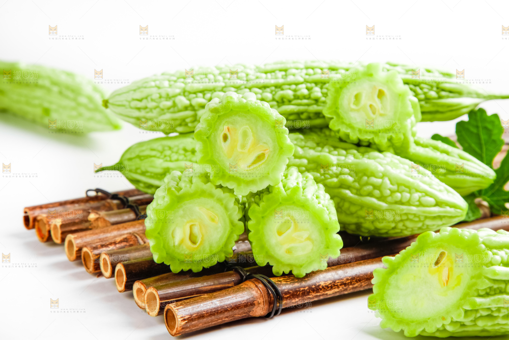 竹底上的长苦瓜