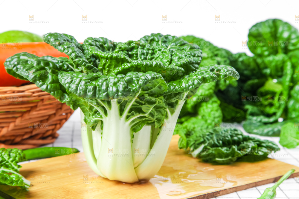 木板上的奶油白菜