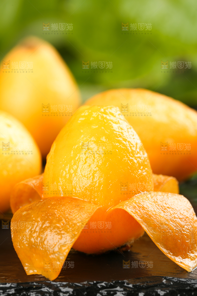 黑石板上放着米易枇杷