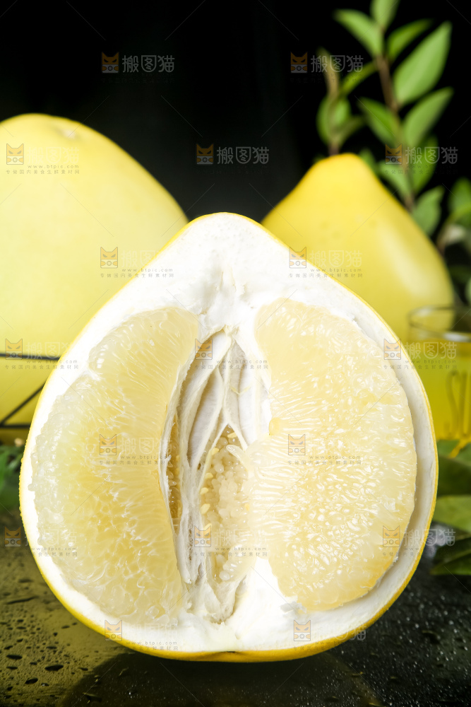 黑石板上放着白肉柚子