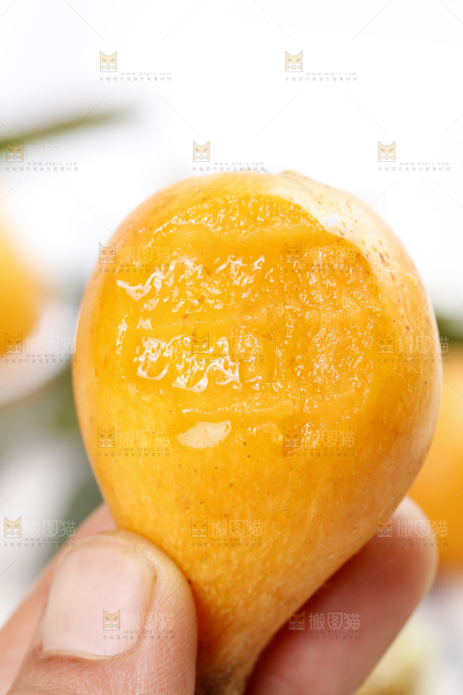 手里拿着新鲜枇杷