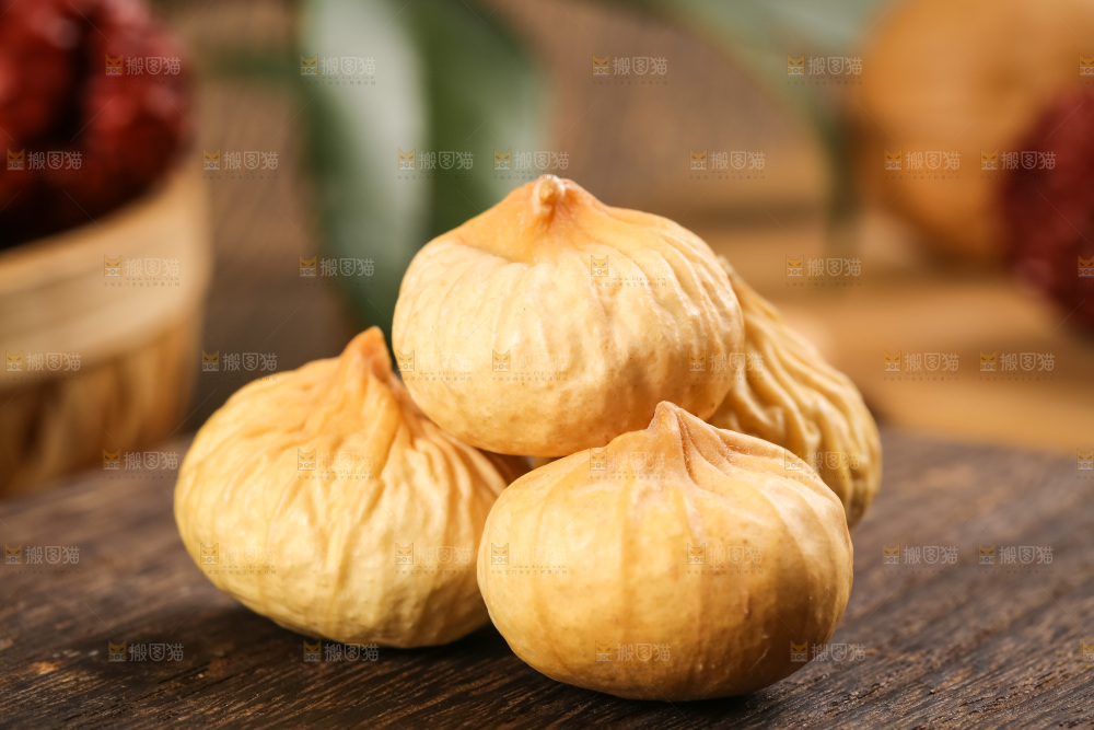 木板上的土耳其无花果干