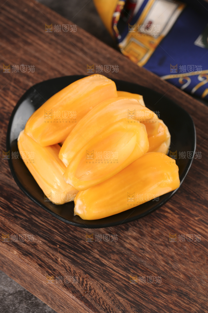 木板上放着红肉菠萝蜜