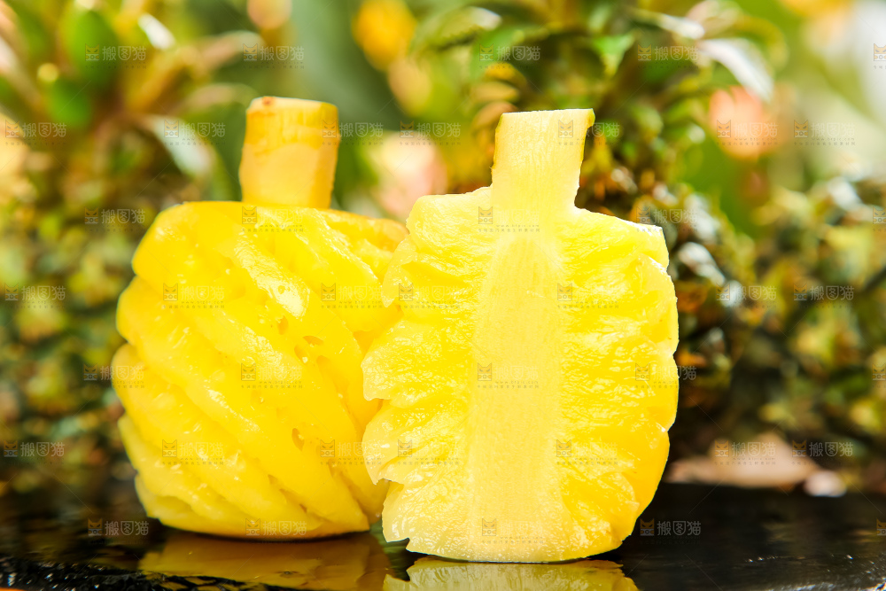 黑石板上的新鲜小菠萝