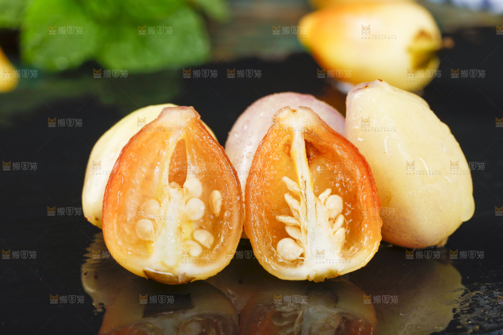 黑石板上放着七彩椒